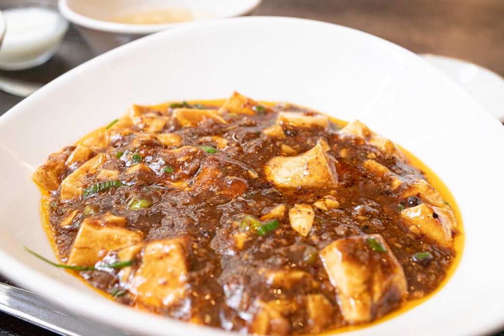 麻婆豆腐。山椒の華やかな香りに、しっかりした豆板醤のコク、辛さと旨みのバランスが絶妙で、最高においしい（筆者撮影）
