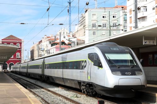 特急に相当する「アルファ」はイタリア製振子電車（筆者撮影）