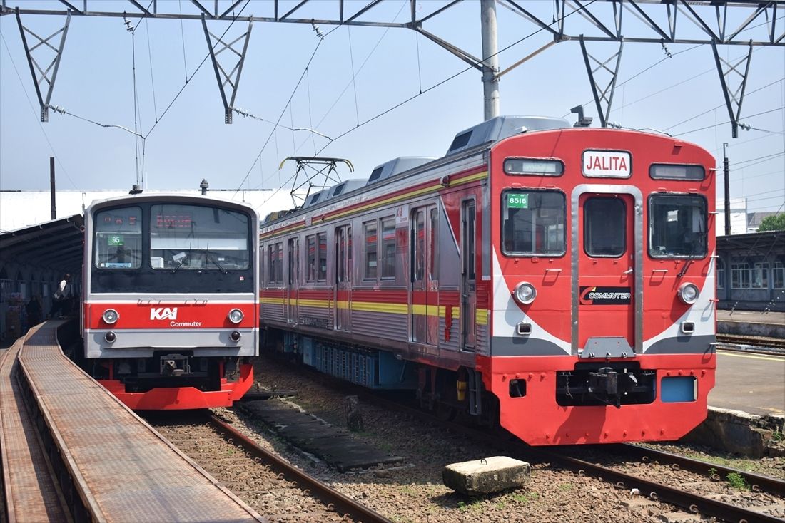 現行カラーの元JR205系と並ぶ8618編成「JALITA」（筆者撮影）