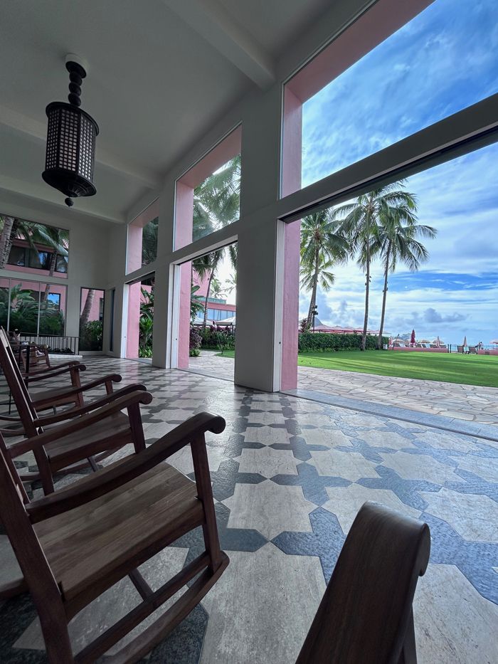 ロイヤルハワイアン。海に面したパブリックスペースのアームチェアが心地よい（筆者撮影）