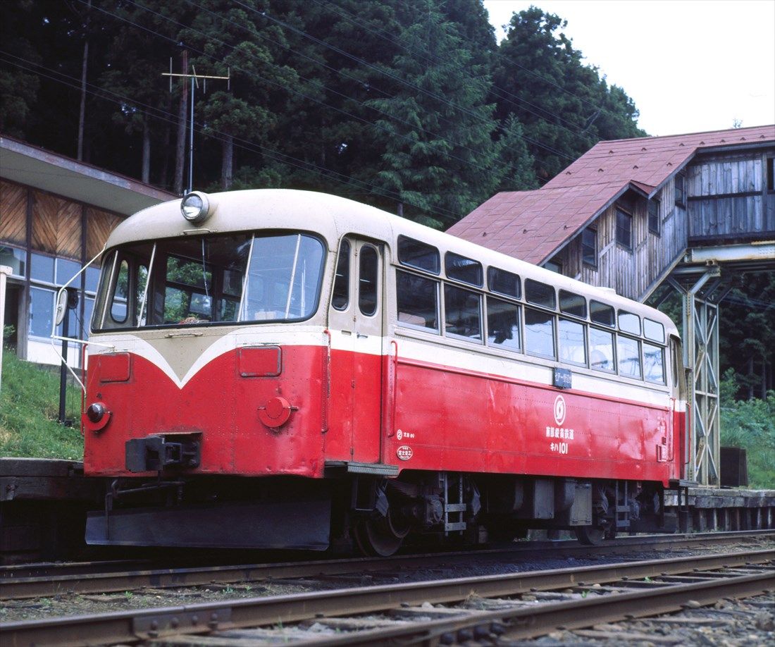 昔のバスそっくりの丸っこい車体が特徴の南部縦貫鉄道のレールバス（撮影：南正時）