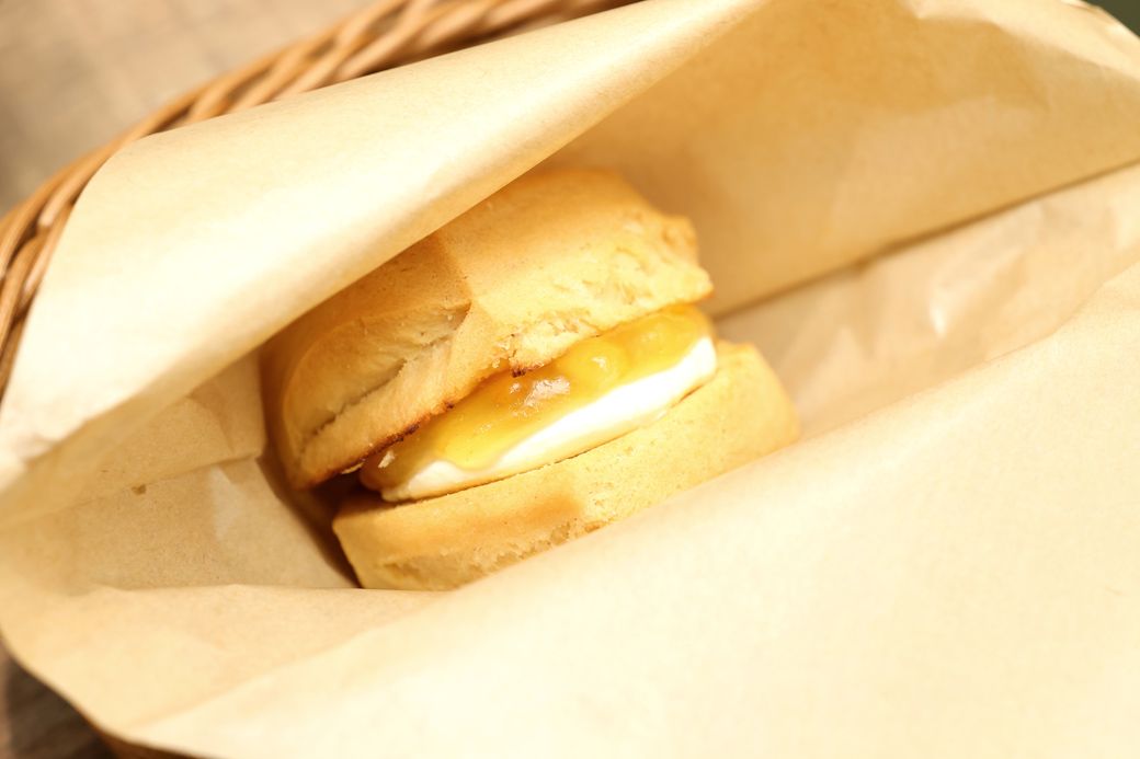 マーマレードジャムのスコーンは甘すぎず、クリームチーズとジャムの酸味がよく合っていた（撮影：尾形文繁）