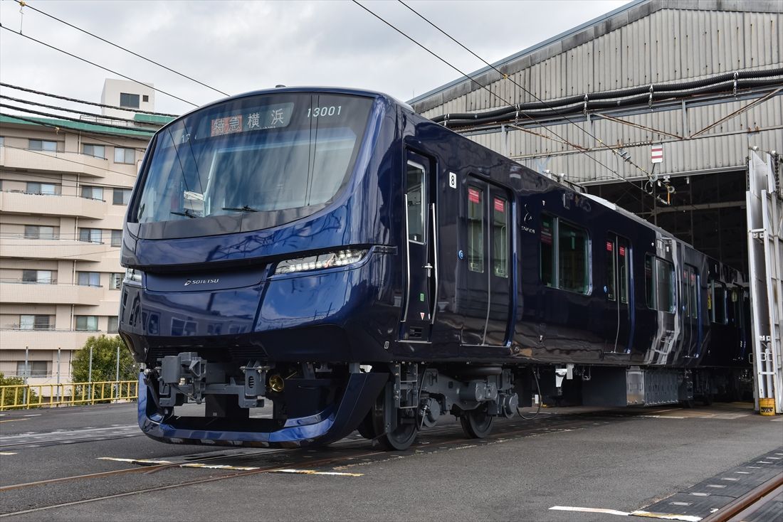 「ヨコハマネイビーブルー」は光線状態によって見え方が変わる色合いだ（撮影：大澤誠）