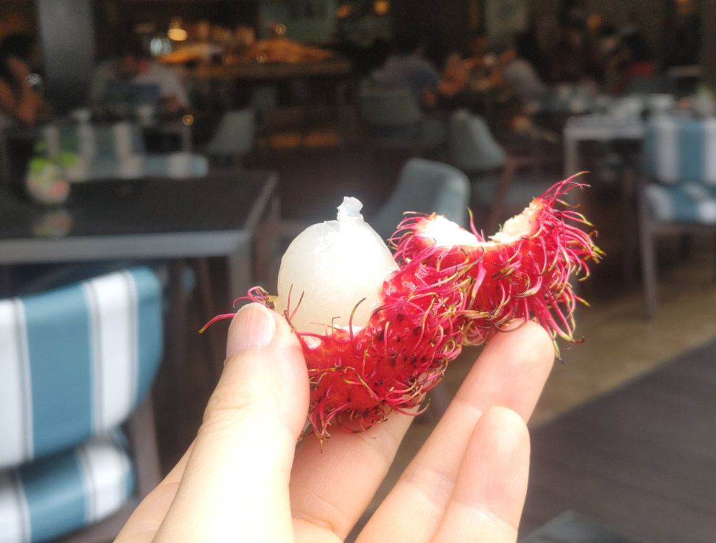 インドネシアのバリ島で食べた謎のフルーツ。毛の生えた皮を剥いて食べる。甘みと酸味があり、かなり美味しかった。ランブータンというらしい（写真：筆者撮影）