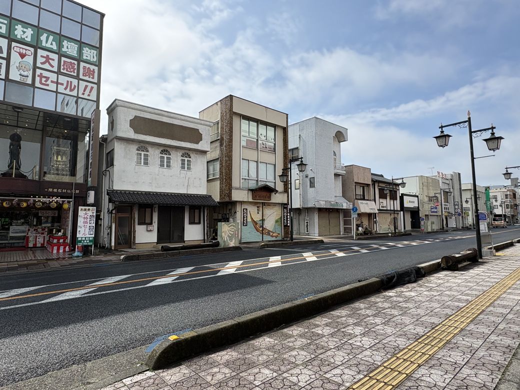 駅東側にある旧日光街道。仏壇屋や生花店など老舗が軒を連ねる（写真：筆者撮影）