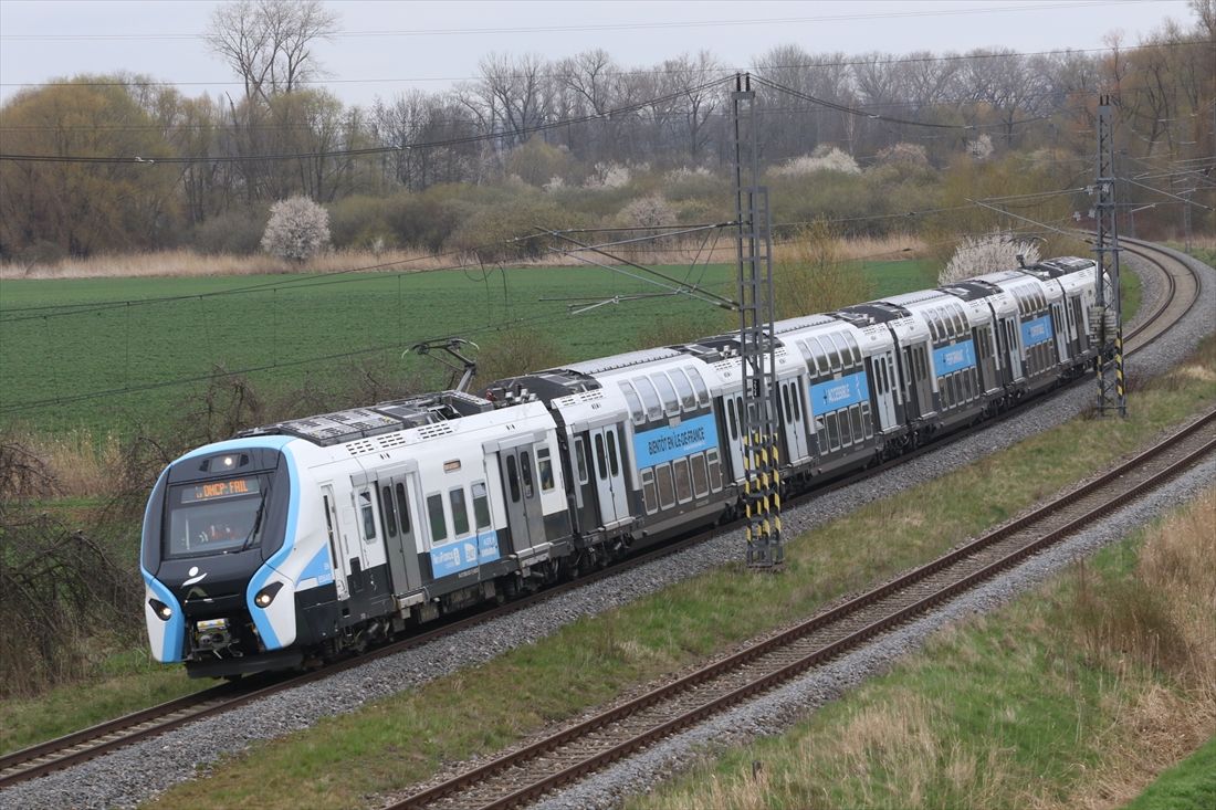 テスト中のパリRER用2階建て電車（撮影：橋爪智之）