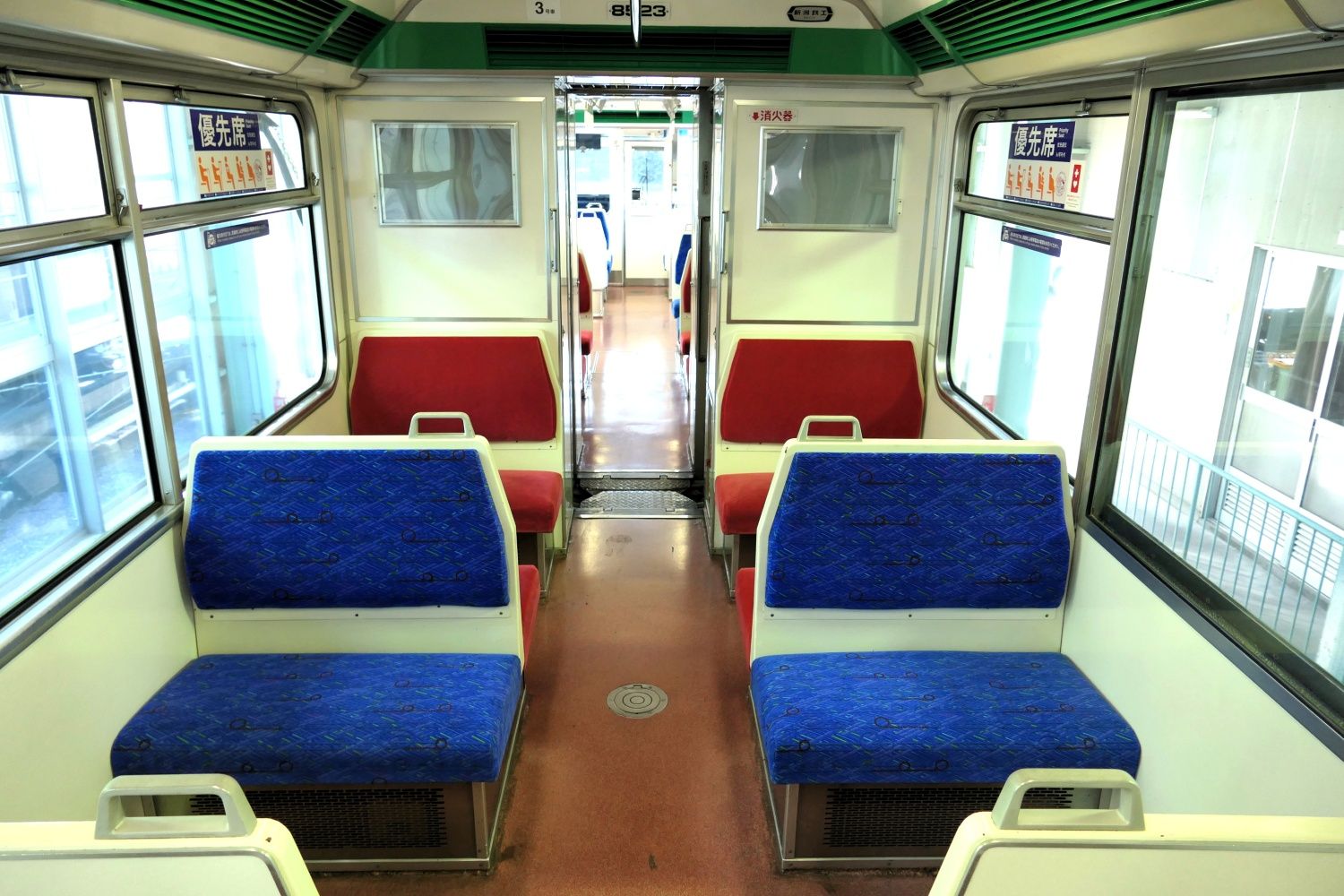 車内の連結面側。車端のボックスシートは優先席（記者撮影）