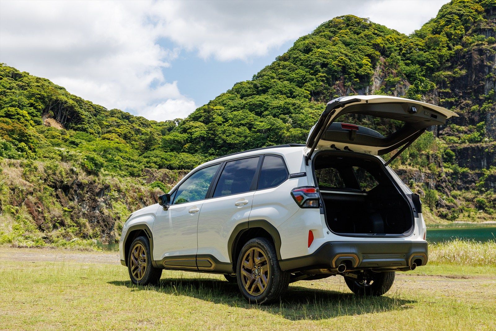荷室の開口部は最大幅1250mmで荷室高は887mm、荷室容量は484リッター（写真：SUBARU）