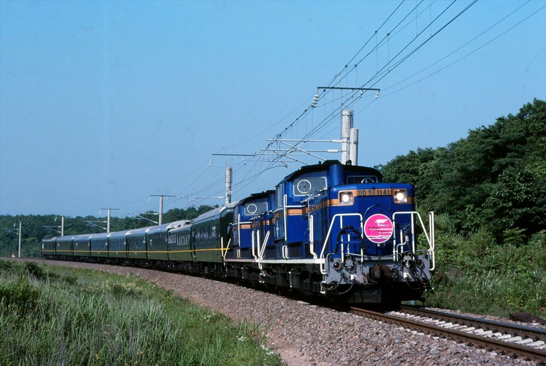 DD51形重連が牽引する「トワイライトエクスプレス」（撮影：南正時）