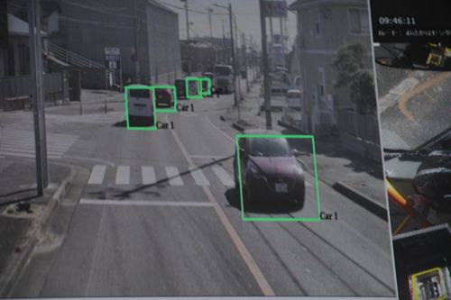 車内のモニターに表示された、カメラやセンサーが検知した情報（記者撮影）