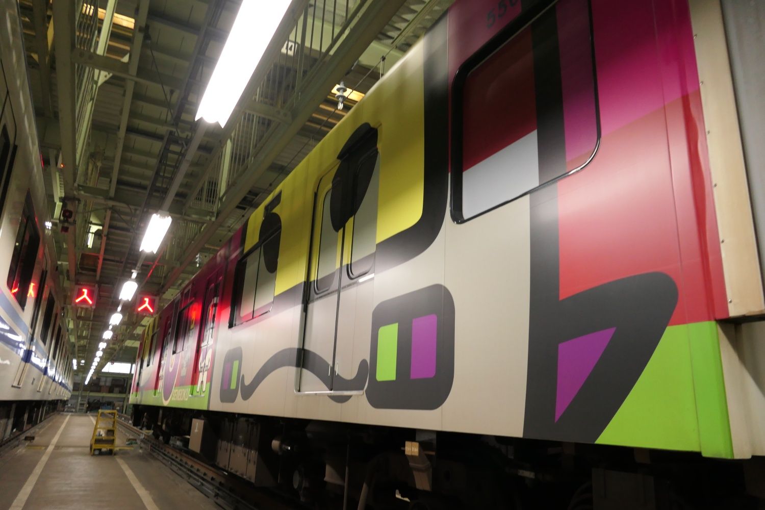 難波方から8両目は「ブラックせんぼくん」がテーマ（記者撮影）