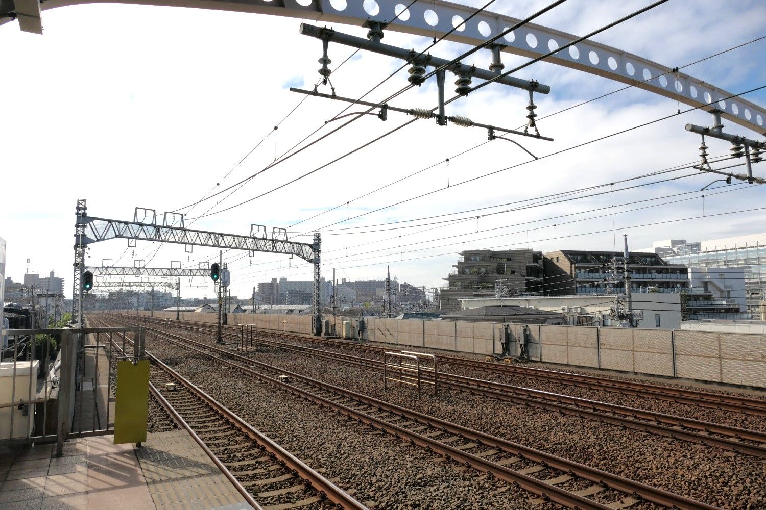 下りホームから見た小田原方面（記者撮影）