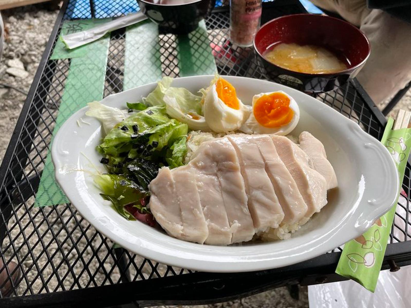 作業中の楽しみは食。一般的な現場では弁当持参が多いようだが、山脈の現場ではその場で誰かが作る賄いが定番（写真提供：山脈）