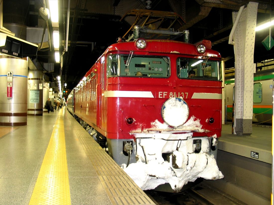 吹雪をついて上野駅に到着したEF81形牽引の寝台特急「あけぼの」（撮影：南正時）