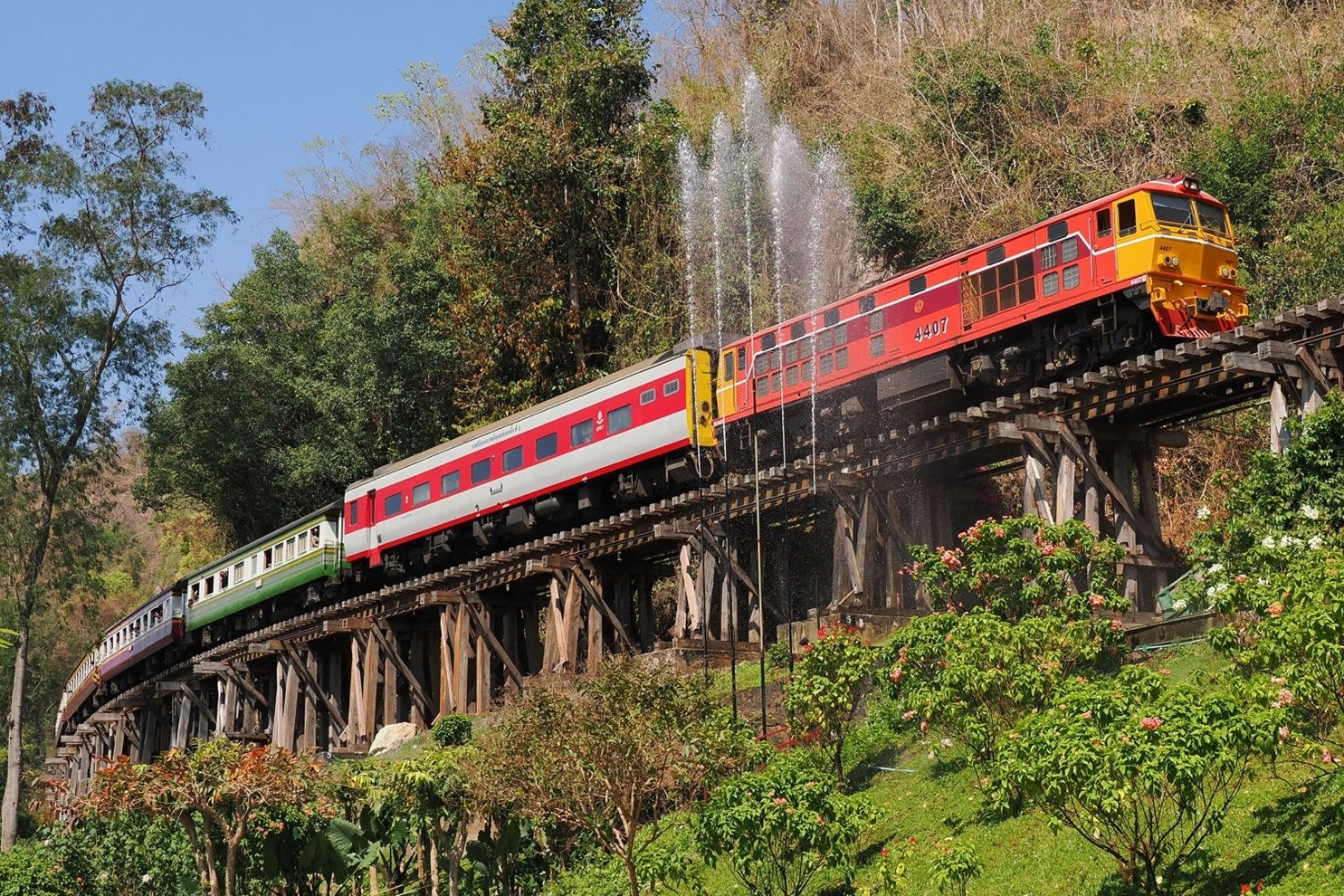 タイ国鉄　タムクラセー桟道橋　元ブルートレイン車両