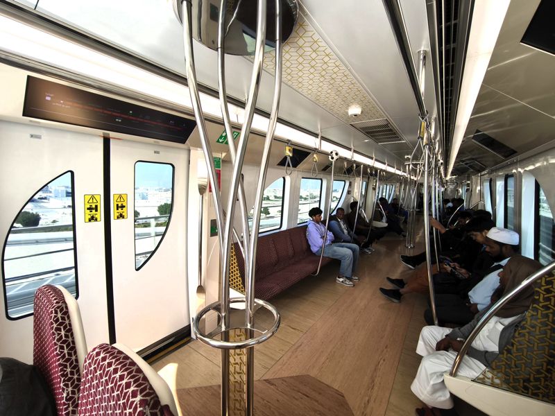 スタンダード車両はロングシート。窓の形がユニーク（筆者撮影）