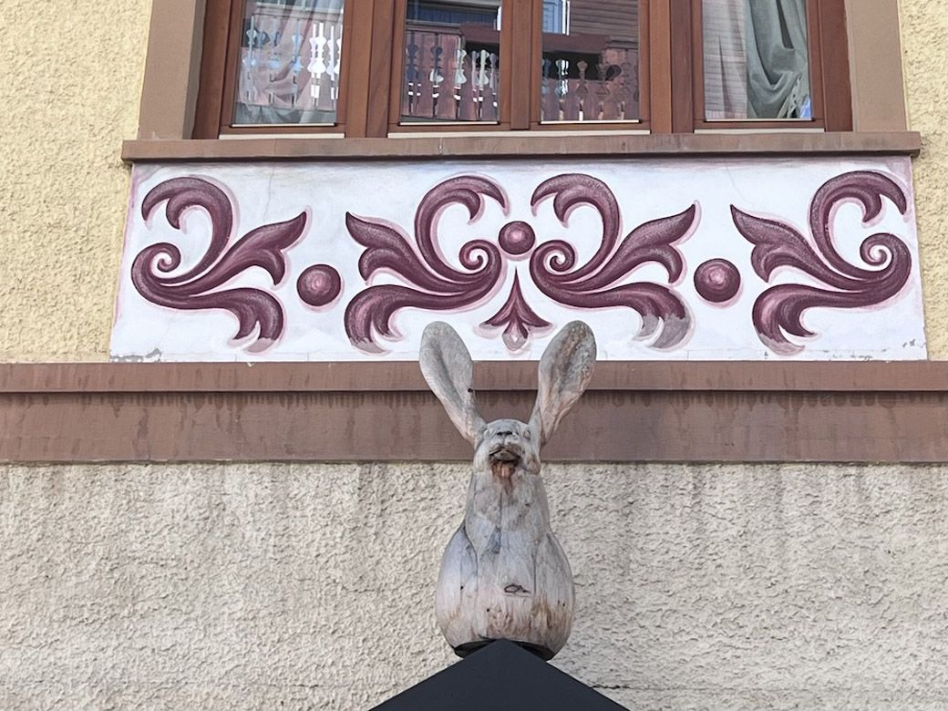 装飾された窓枠と、屋根にちょこんと乗せられた木彫りのウサギ（写真：筆者撮影）