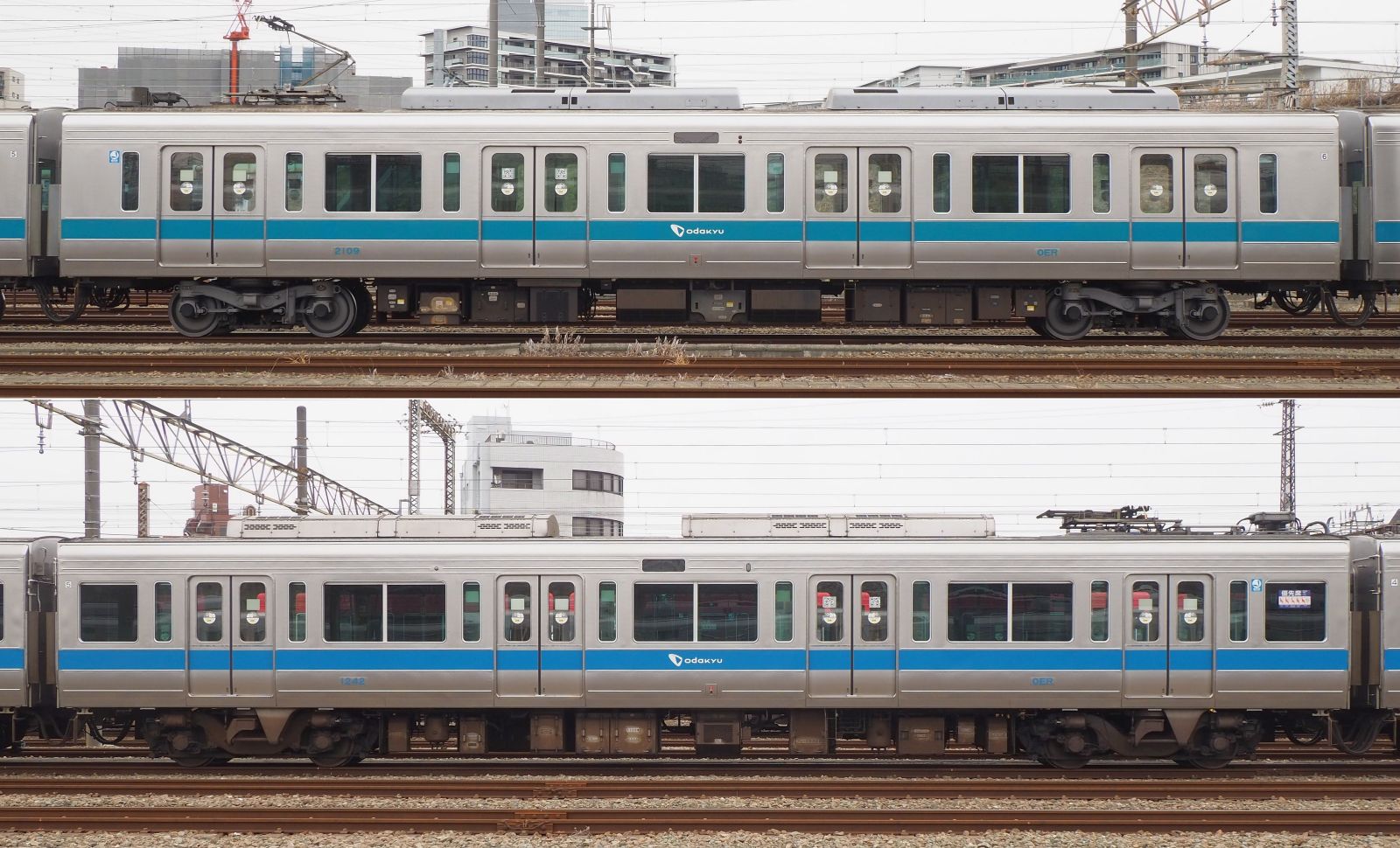 ドア幅の広い2000形（上）と、一般的なドア幅の1000形（下）の比較。一見似ているが、ドアの大きさや窓のサイズ・配置が違う（記者撮影）