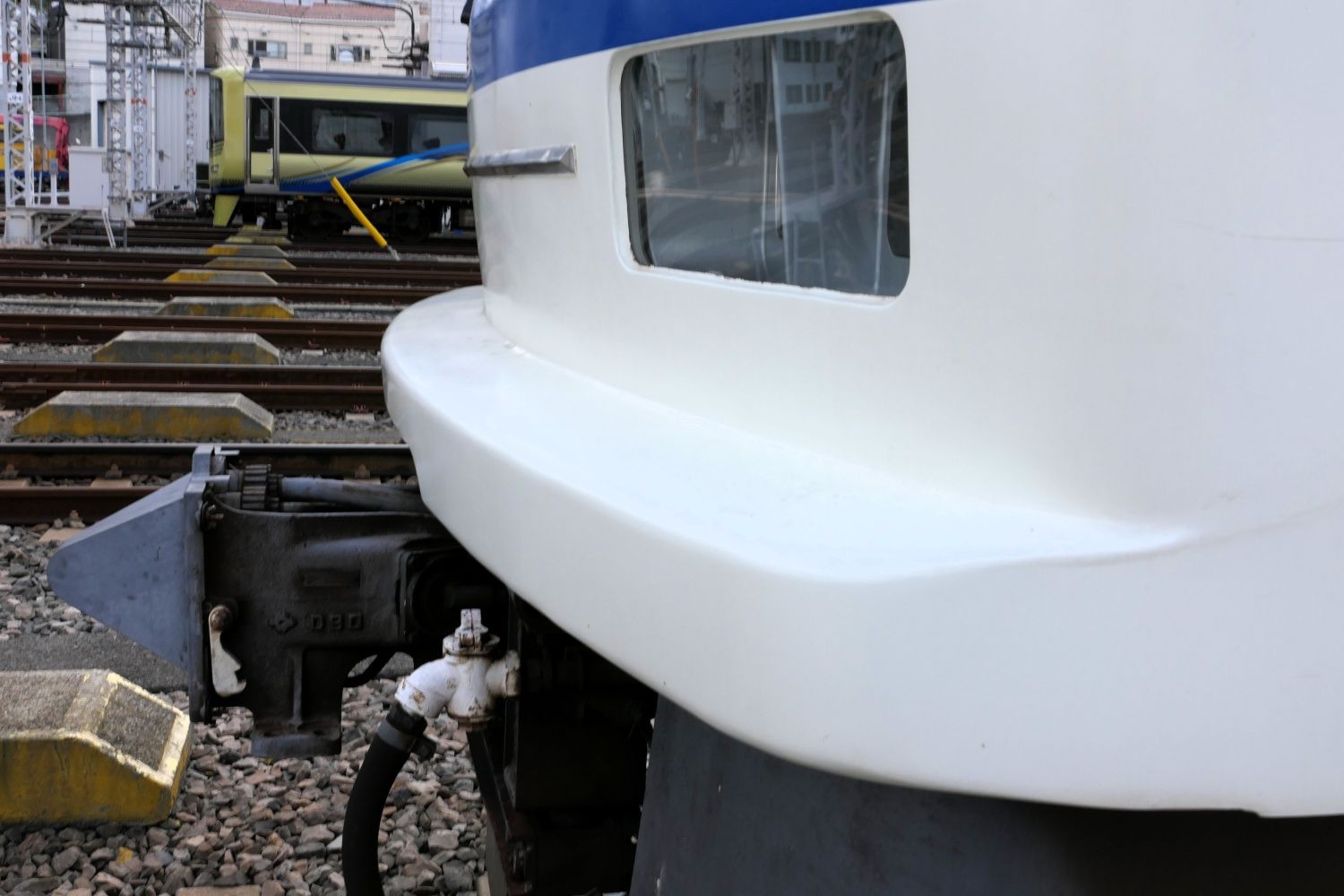 デザイン的に考慮して設けたというバンパー状の出っ張り（記者撮影）