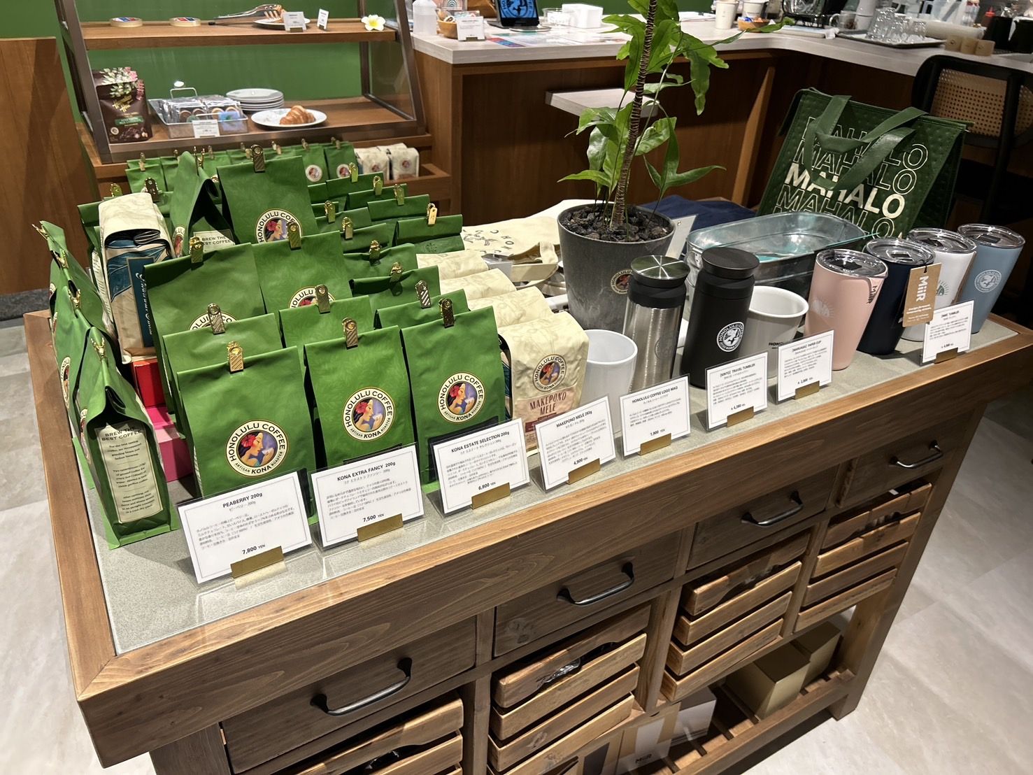 店内にはコーヒーやタンブラーなどの物販も（麻布十番店）（写真：筆者撮影）
