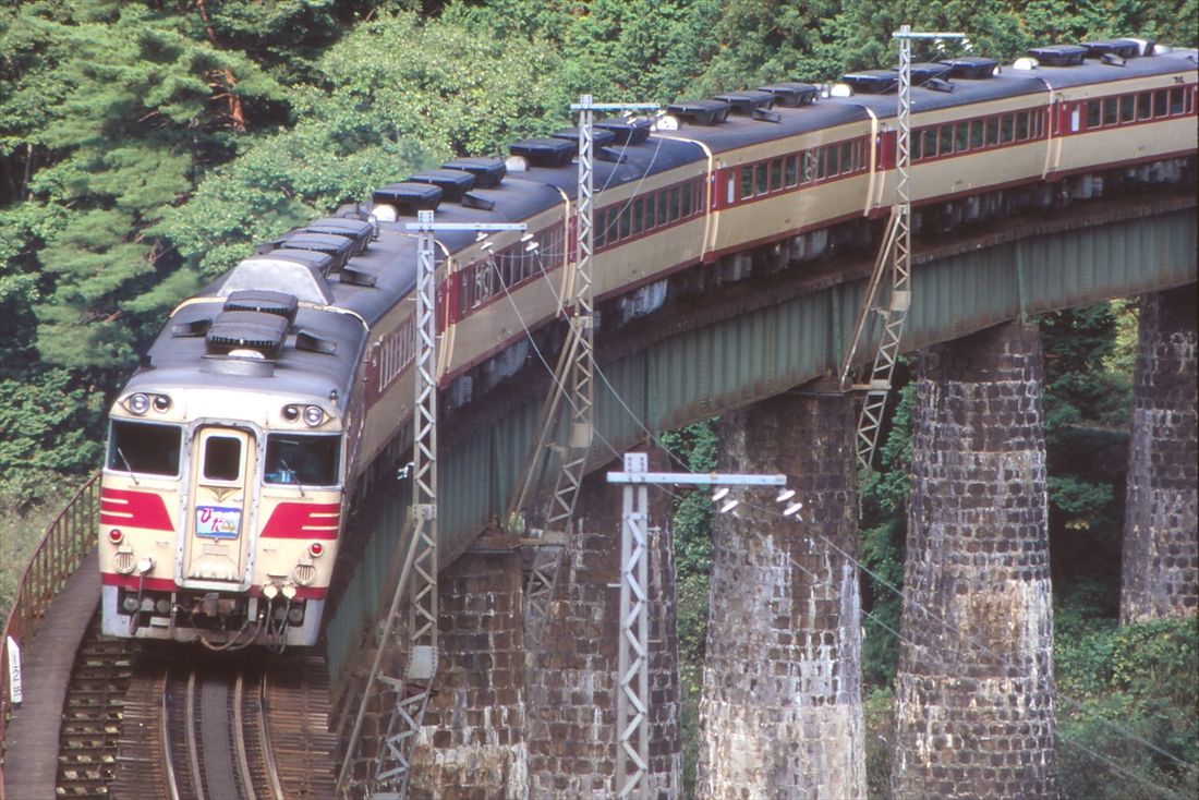 高山本線白川口付近の橋梁を渡る特急「ひだ」（撮影：南正時）