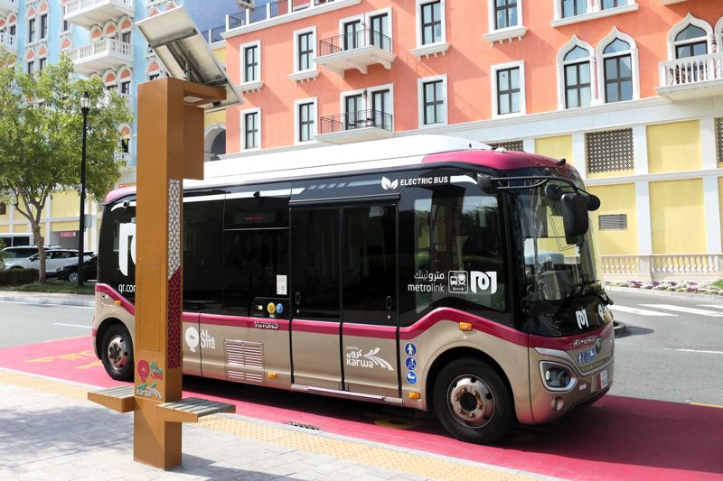 メトロに接続のメトロリンクバス。バス停の斜めの板はソーラーパネル（筆者撮影）