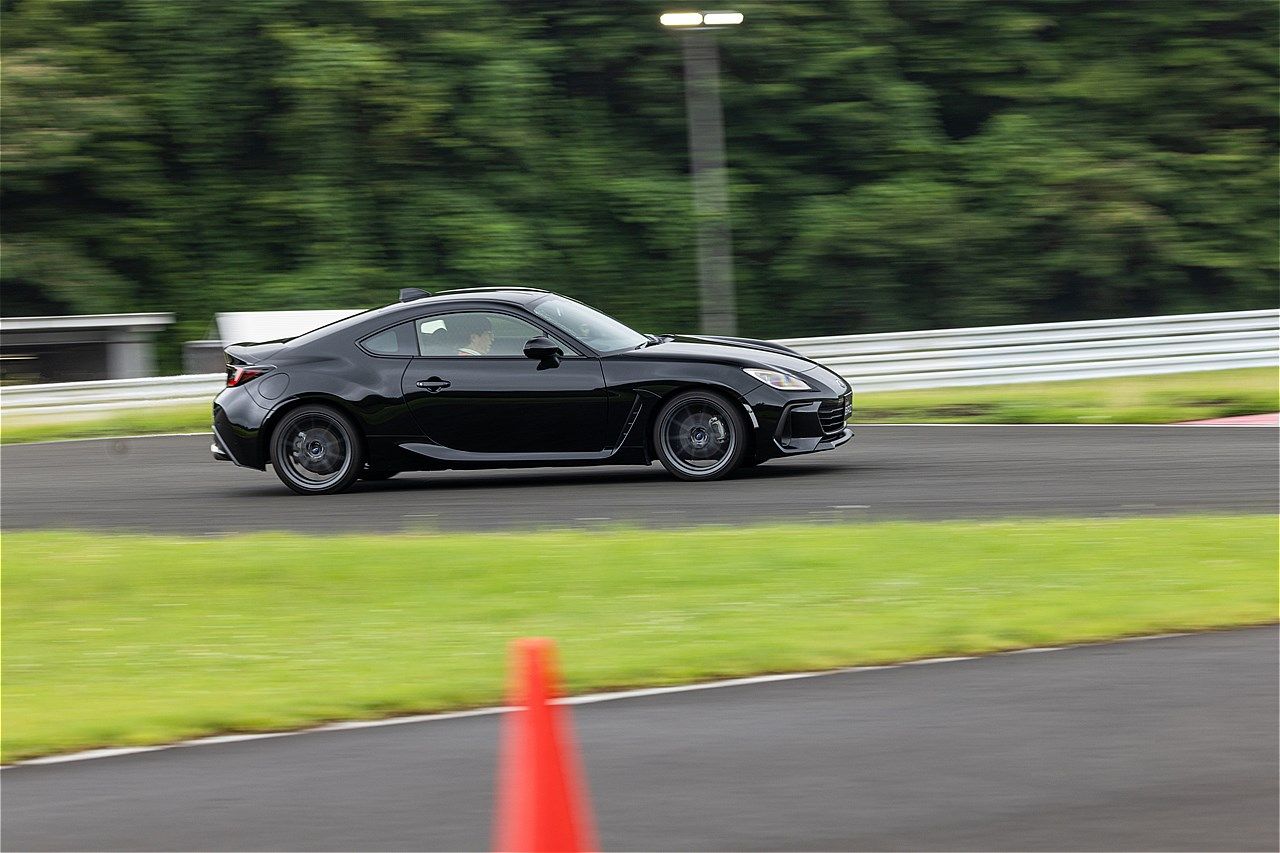 一部改良モデルのトヨタ「GR86」およびSUBARU「BRZ」のサーキット試乗会の様子（写真：三木宏章）