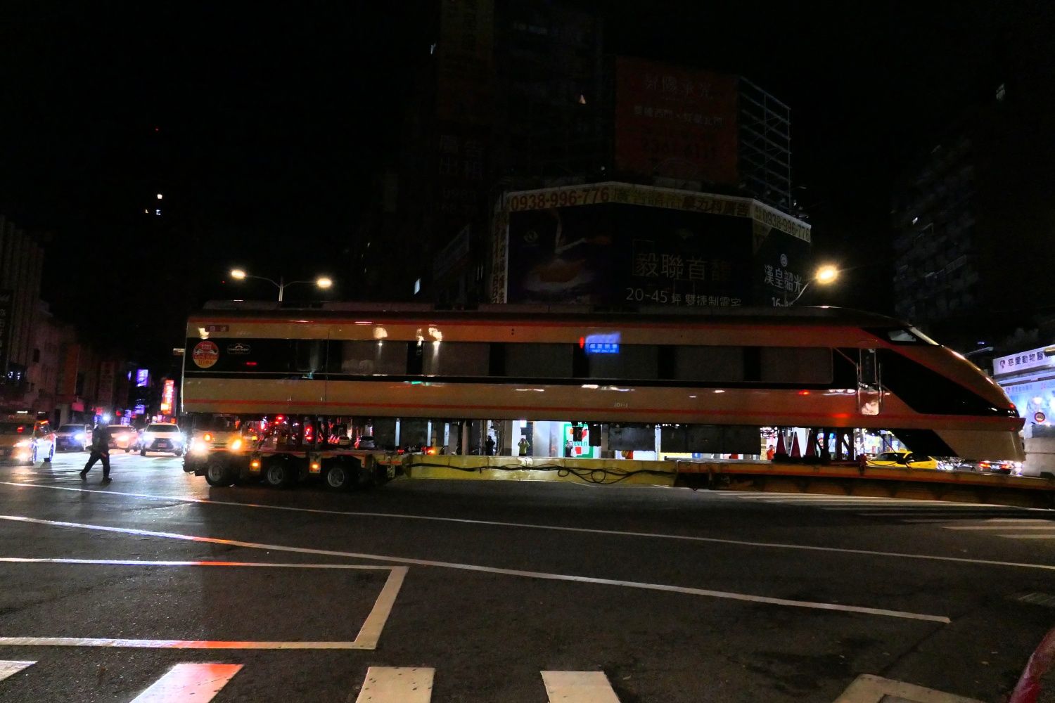 交差点を左折するトレーラー（記者撮影）