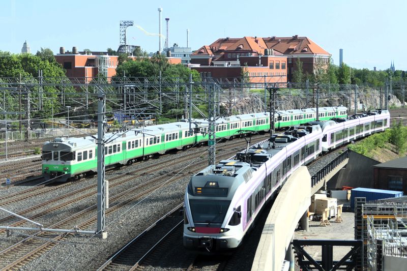 ヘルシンキ近郊電車（右）と中距離電車の旧型車（左）が並走（筆者撮影）