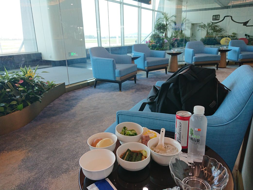 朝からビール飲んですみません（筆者撮影）