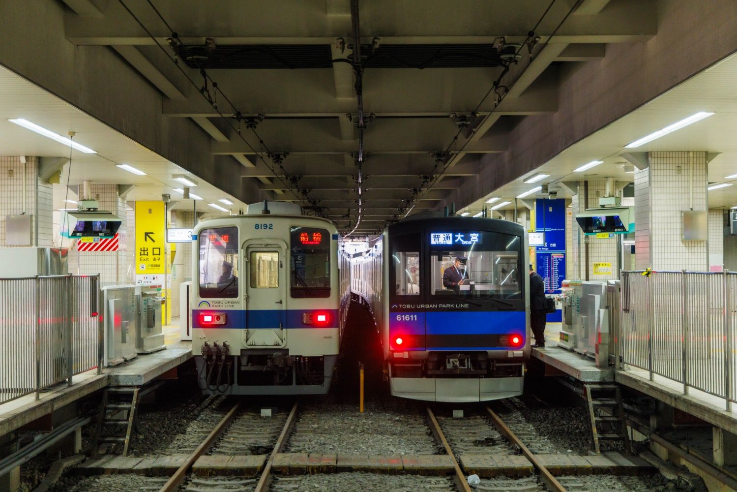 大宮方面と船橋方面の列車が並ぶ。スイッチバック式の柏駅は頭端式ホームで2面4線だ（撮影：鼠入昌史）