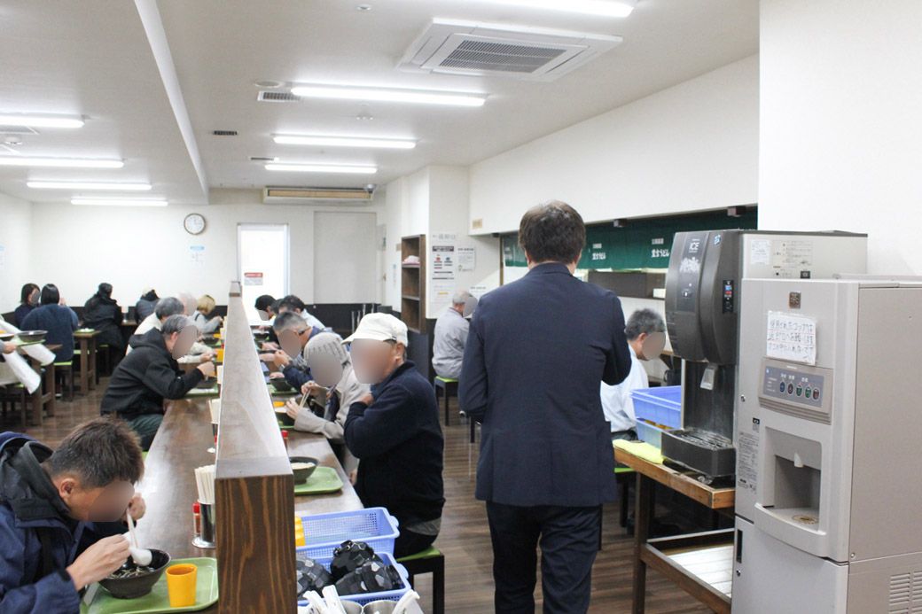 JR宮崎駅前店はカウンター席が多め（写真：筆者撮影）