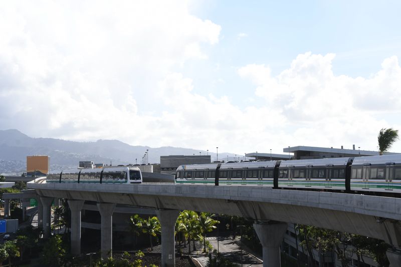 空港周辺で列車が行き違う様子（記者撮影）