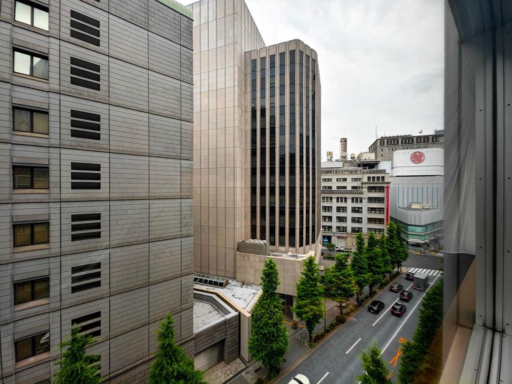 湛山部屋からみる景色。日銀、三菱UFJ銀行、三越などそうそうたる顔ぶれだ（筆者撮影）
