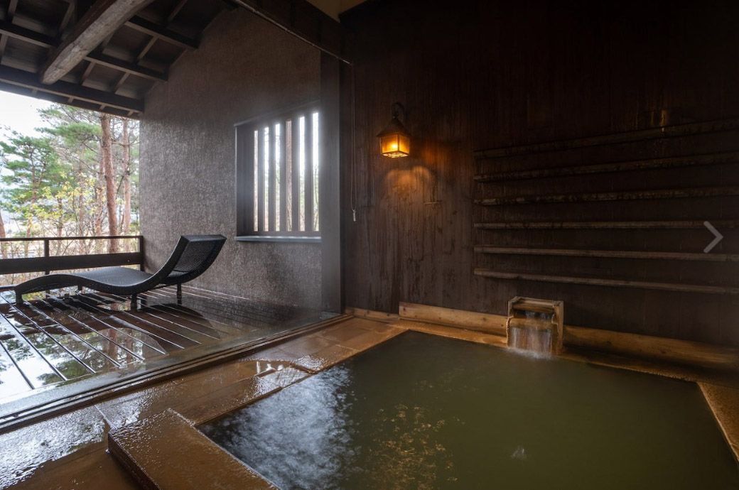 大分九重久織亭の部屋付半露天風呂（画像：トライアル公式サイトより）