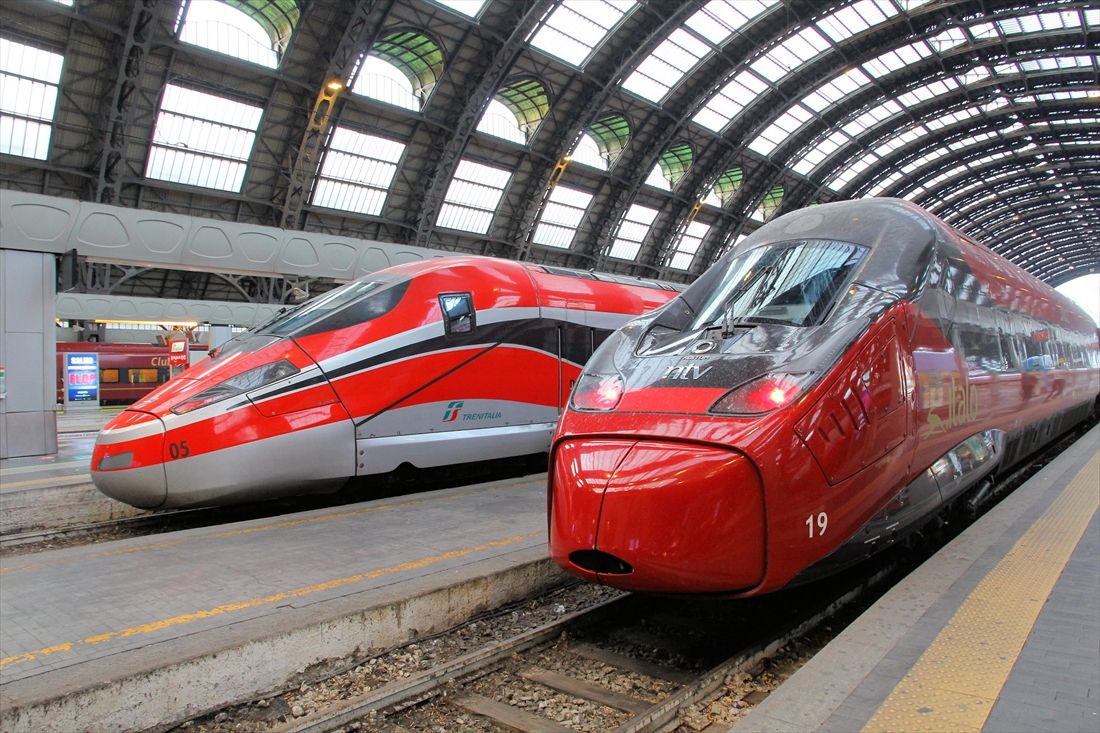 競争が相乗効果を生み鉄道が見直されたイタリア。トレニタリアの「フレッチャロッサ」（奥）とntvの列車（撮影：橋爪智之）