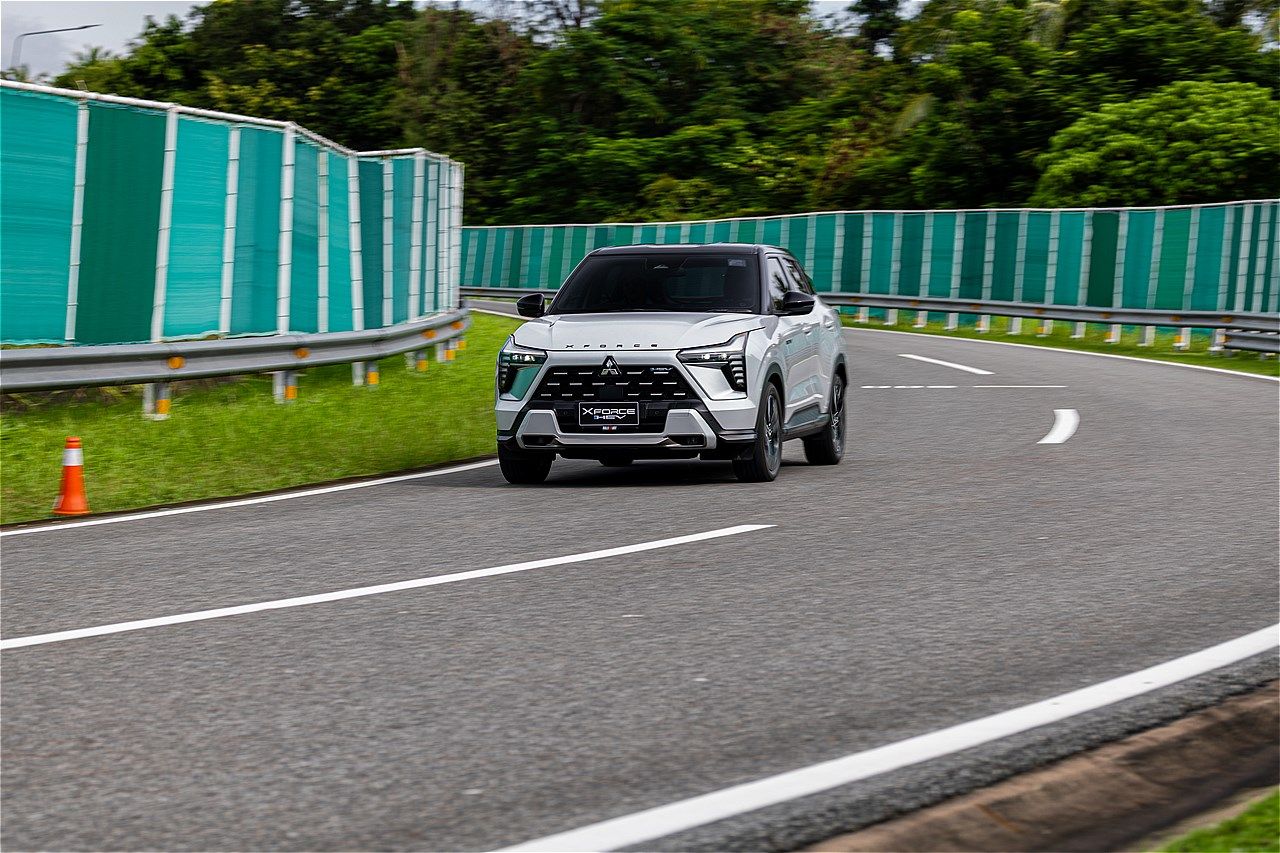 三菱の新型SUV「エクスフォースHEV」（筆者撮影）