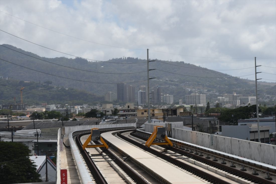 車止めが置かれ行き止まりになっている線路。第3期区間は2031年の開業を目指す（記者撮影）