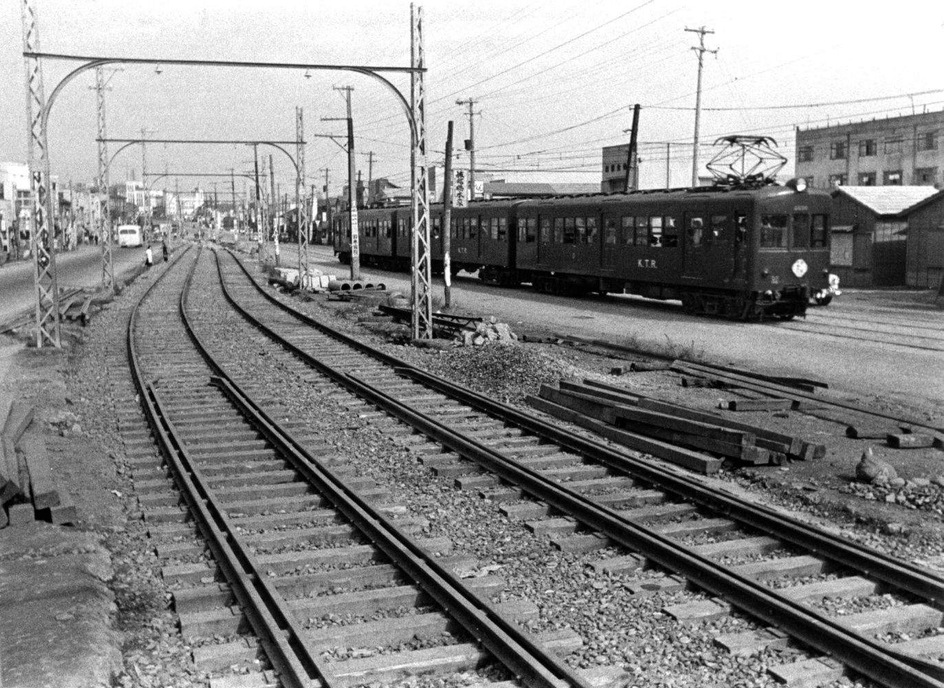 甲州街道上を走っていた頃の京王線・新宿―初台間＝1950年（写真：京王電鉄）
