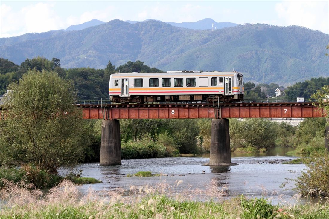 姫新線を走るキハ120形（撮影：南正時）