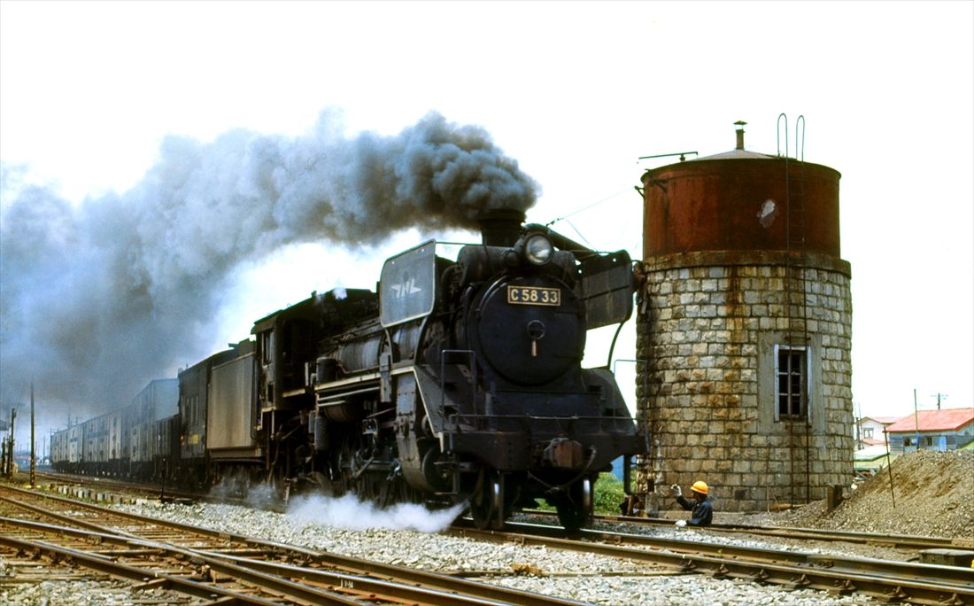 根室本線の厚床駅付近を走るC58形33号機。特徴的なデフレクター（除煙板）に「JNR」のマークを付けた変わり種の機関車だった（撮影：南正時）