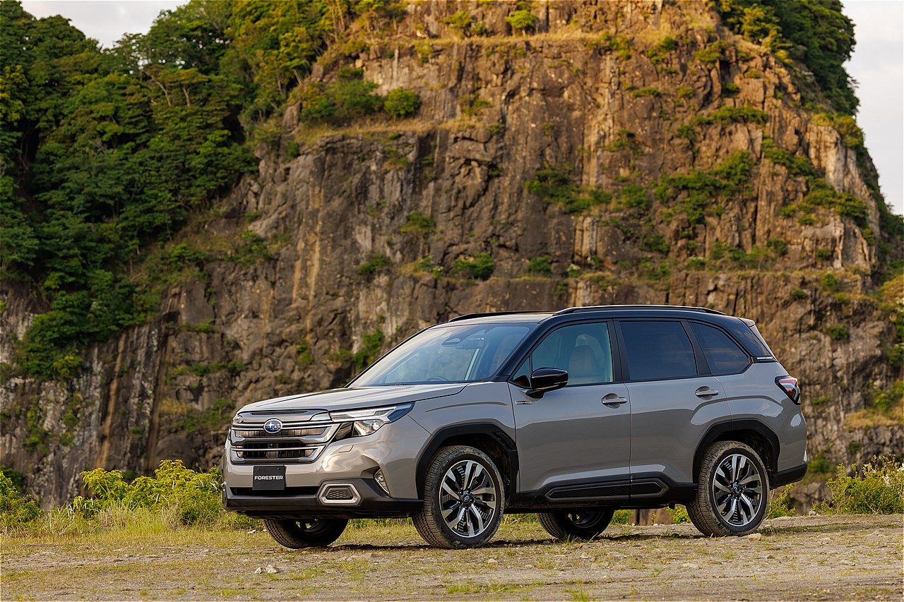 スバルの新型「フォレスター Premium S:HEV EX」（写真：SUBARU）