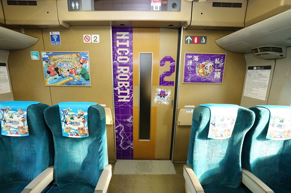 車内は出入り口付近の壁から座席のヘッドカバーまでキャラクターが描かれている（撮影：尾形文繁）