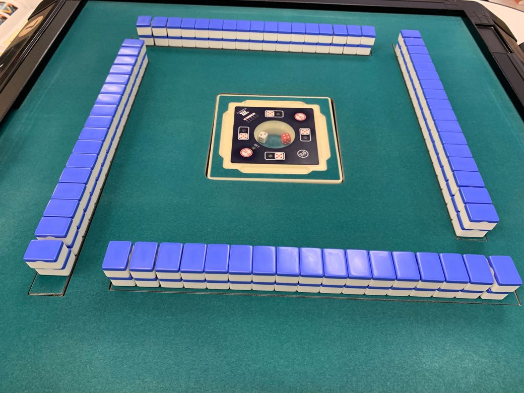 ゲーム画面以外で初めて見る景色。自動で牌がせり上り配られるときの気持ち良さは格別だ（筆者撮影）