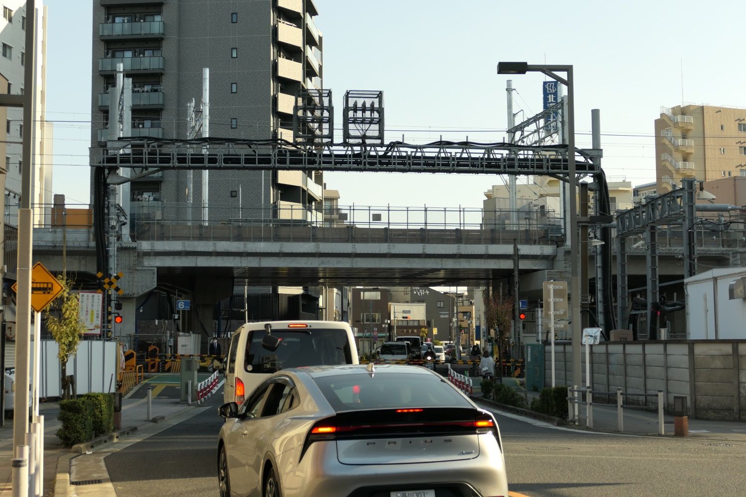 踏切が渋滞の原因になっていた（記者撮影）