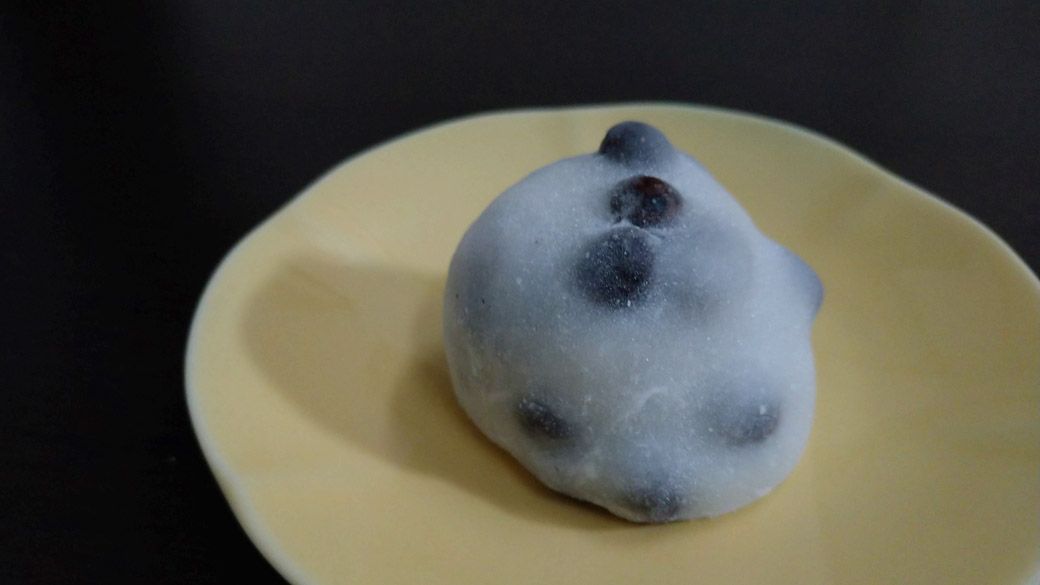 出町ふたばの「名代豆餅」。ふっくらとした黒豆の塩気とほどよい甘さの餡があとを引くおいしさ（筆者撮影）
