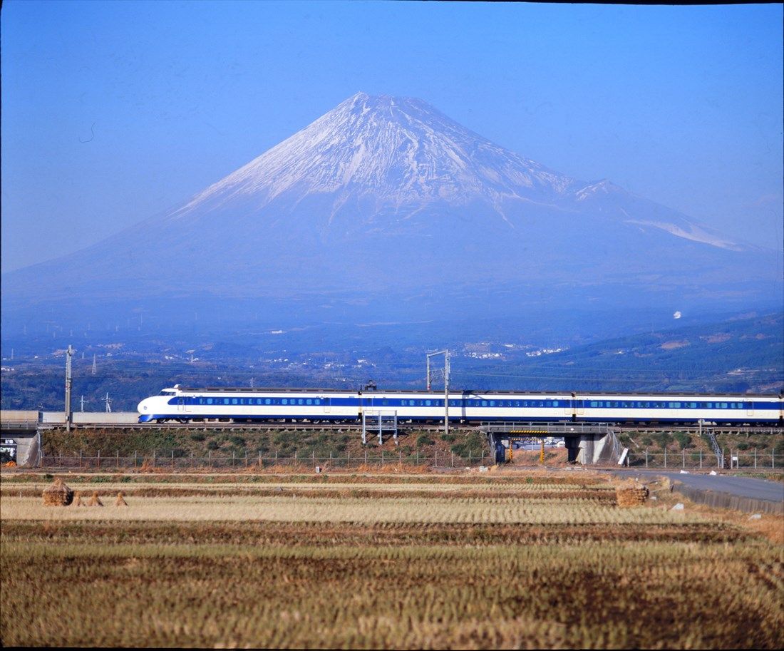 富士山をバックに快走する0系（撮影：南正時）