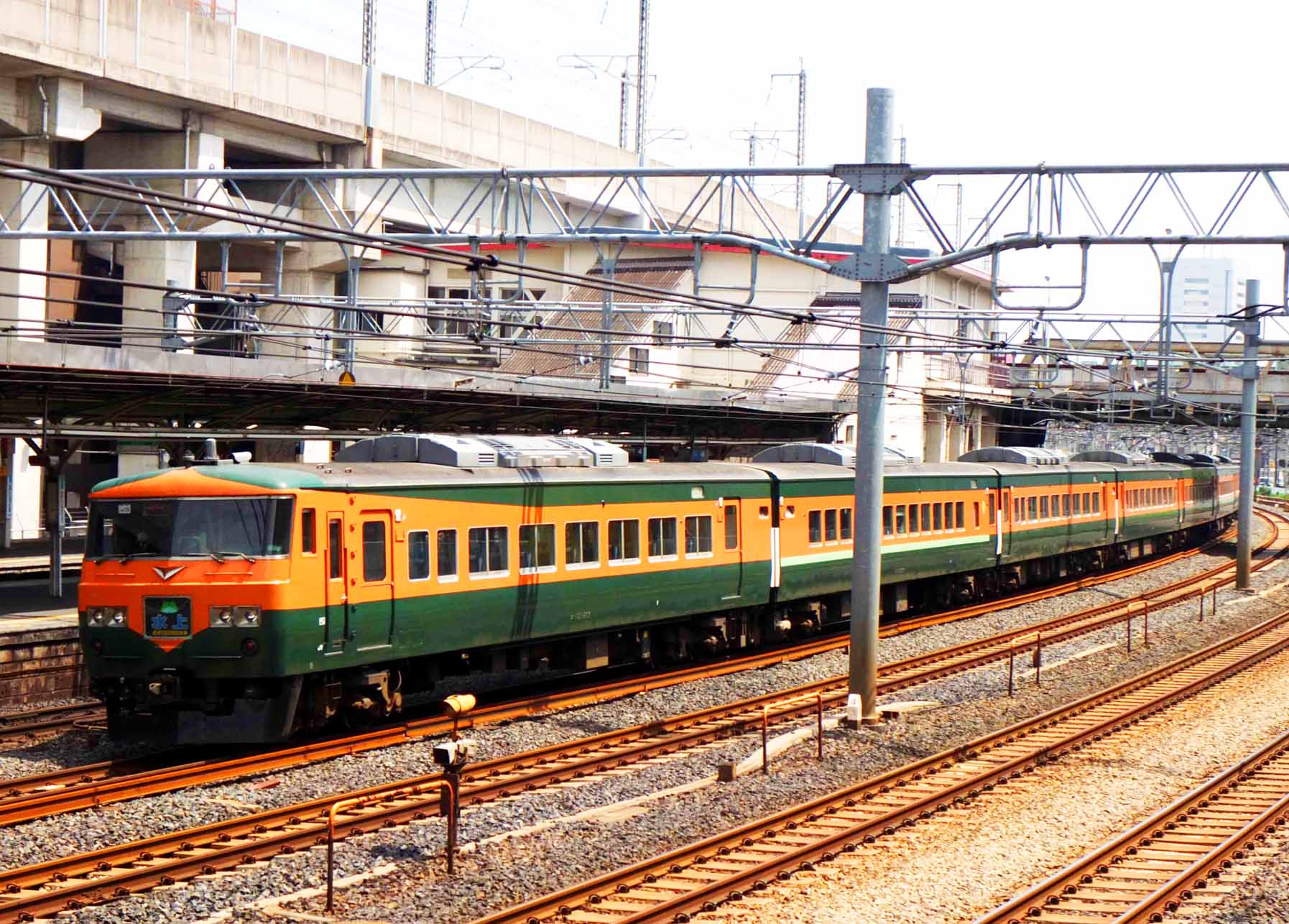 かつての80系電車を模した湘南色となった185系（撮影：南正時）