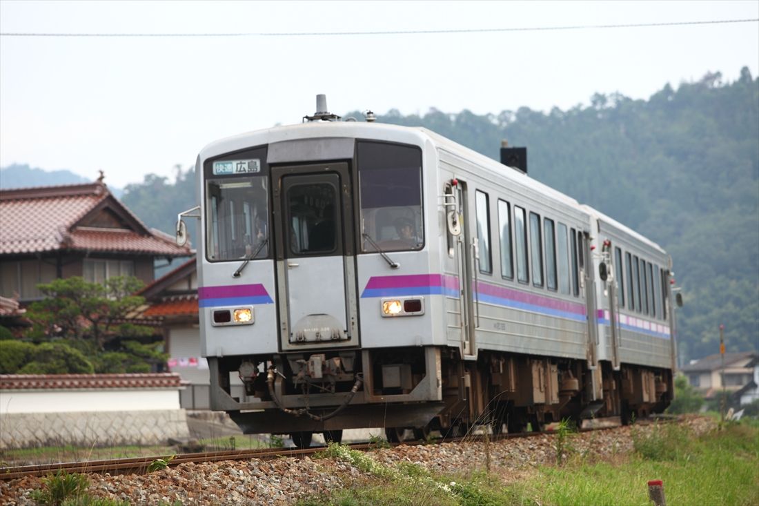 キハ120形の広島行き快速列車（撮影：南正時）
