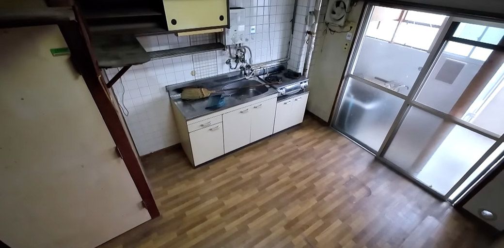 台所も一掃され、きれいな状態を取り戻した（写真：「イーブイ片付けチャンネル」より）